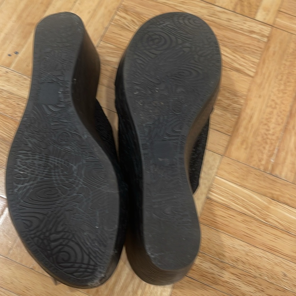 Women’s casual wedge by Dezario. - Picture 6 of 7